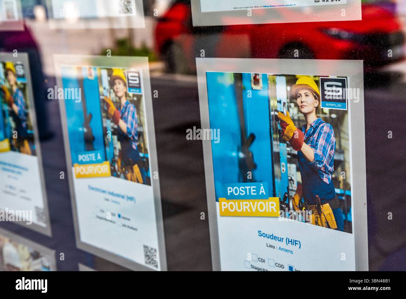 Zeitarbeitsagentur, die Positionen für Männer und Frauen anbietet Stockfoto