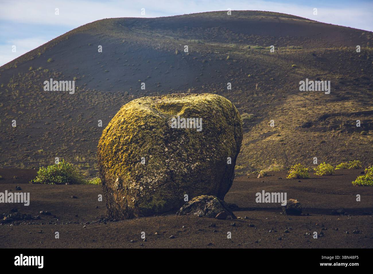 Spanien, Kanarische Inseln, Lanzarote, Timanfaya Park. Im Vordergrund die Vulkanbombe. Stockfoto