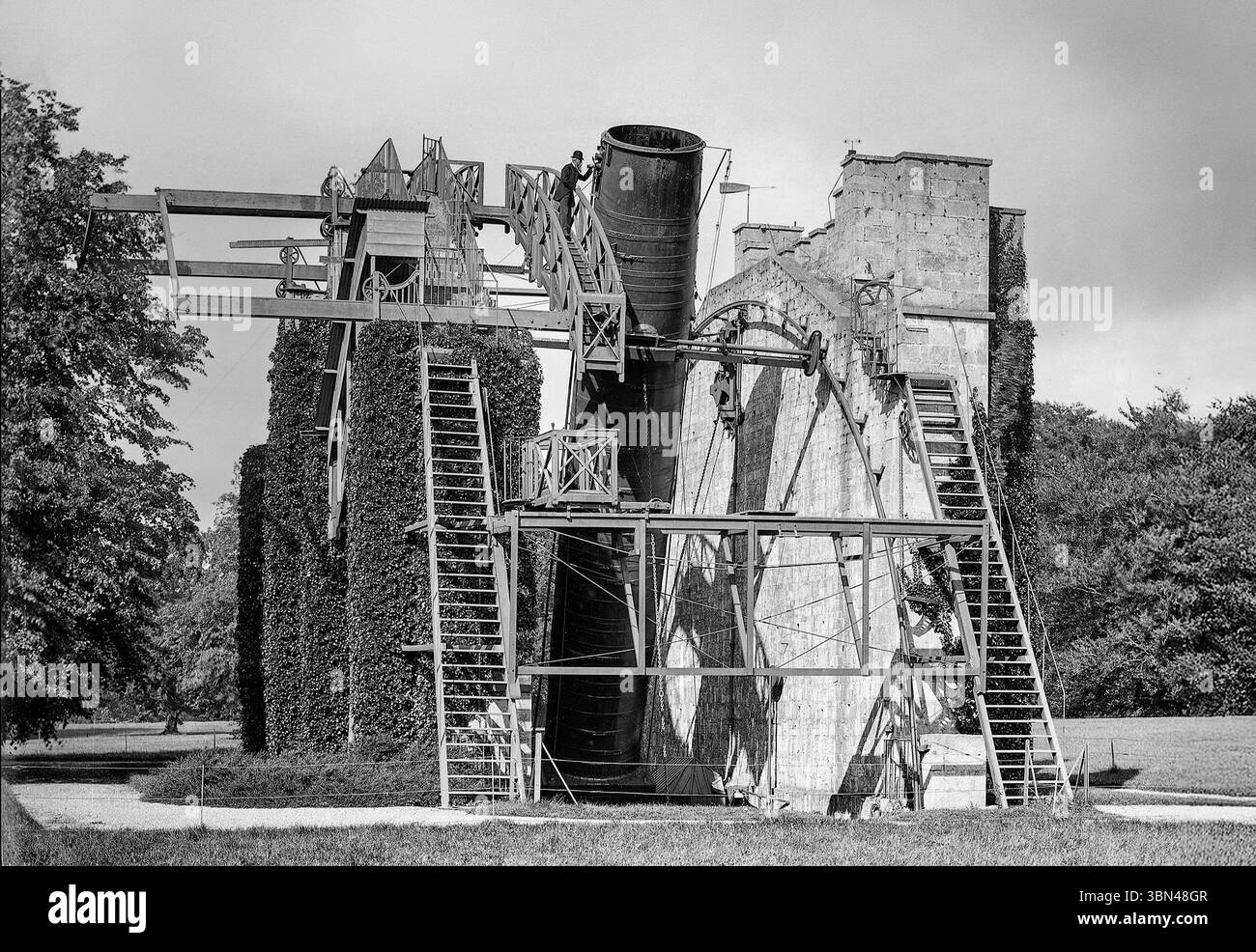 Eine Fotografie aus dem späten 19. Jahrhundert des Leviathan of Parsonstown, oder Rosse Six-Foot Telescope. Das reflektierende Teleskop mit 72-Zoll-Aperture war das größte Teleskop der Welt von 1845 bis zum Bau des 100-Zoll-Hooker-Teleskops in Kalifornien im Jahr 1917. Der Leviathon wurde von William Parsons, 3. Earl of Rosse, auf seinem Anwesen Birr Castle in Parsonstown (heute Birr) im County Offaly, Irland gebaut, um die Nebel in den Katalogen von Charles Messier und John Herschel wiederzubesichtigen. Stockfoto