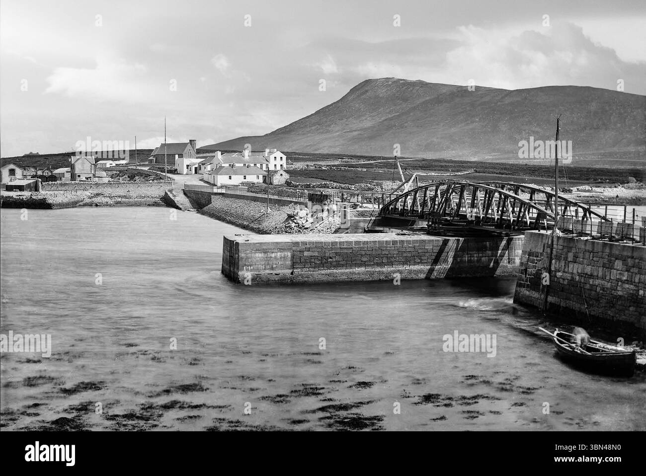 Ein Foto aus dem späten 19. Jahrhundert von Achill Sound, alias GOB an Choire im County Mayo, Irland. Sie liegt an der Ostküste der Insel achill und ist die erste Siedlung, die man erreicht, nachdem man die Michael Davitt Bridge überquert hat, eine Pendelbrücke, die Achill Island mit der Halbinsel Corraun auf dem Festland verbindet. N.B. Achill Sound ist auch der Name des Wasserwegs, der Achill Island vom irischen Festland trennt. Stockfoto