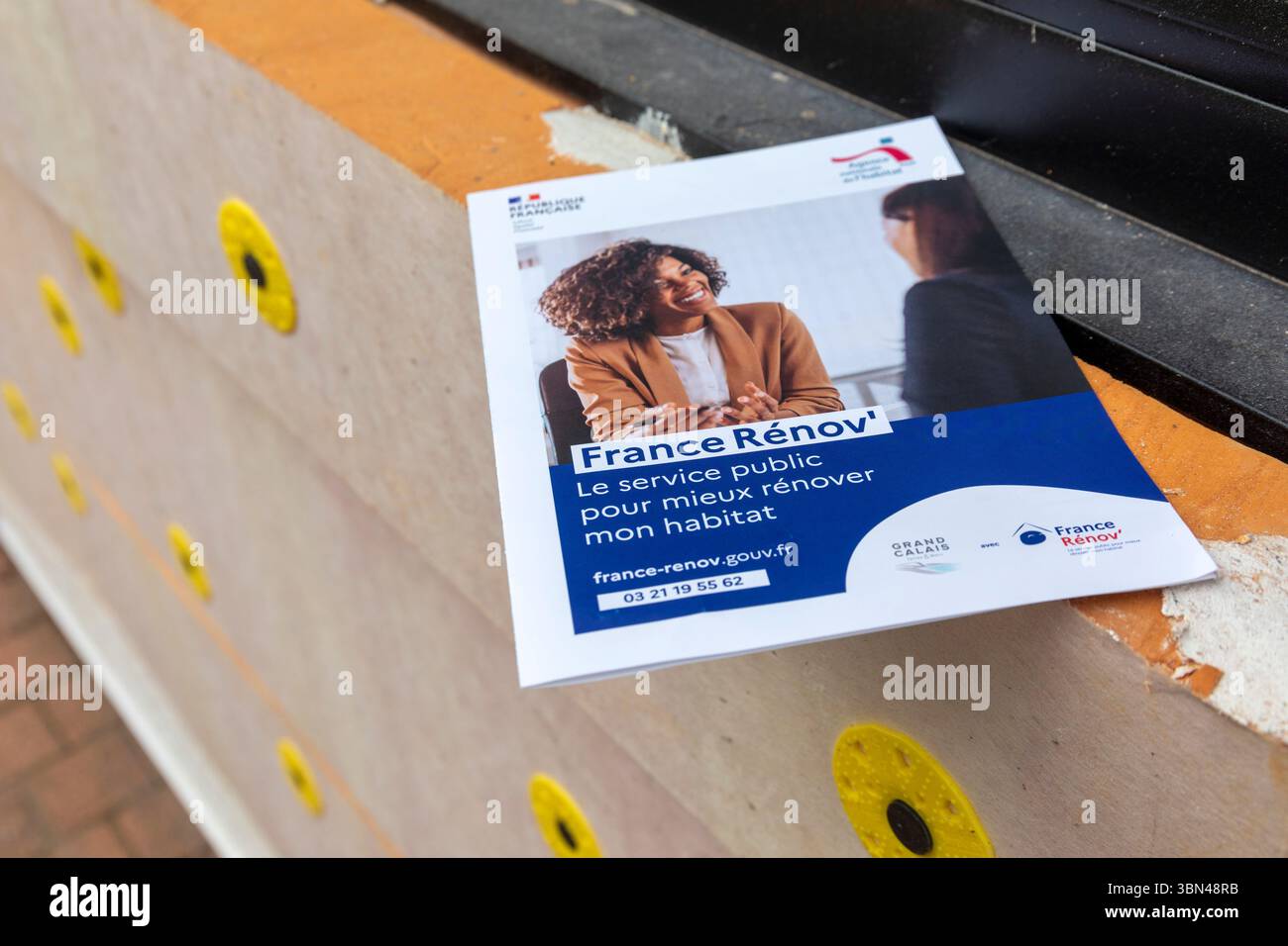 ITE. Außenwärmedämmung eines alten Hauses auf Basis von Polyurethanschaum. Stockfoto