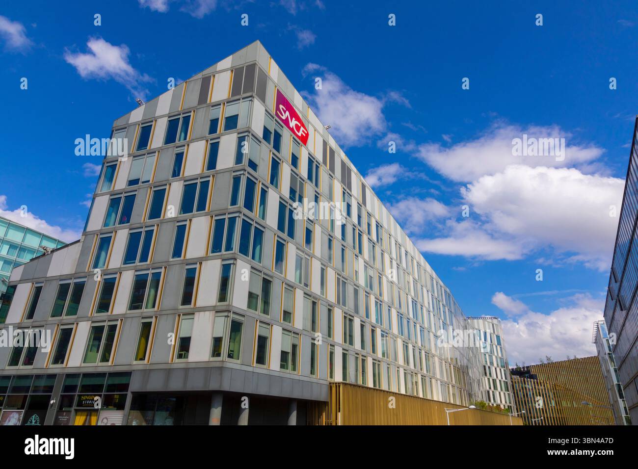 Frankreich, Hauts de France, Nord, Lille. Perspektivenbildung. Bürogebäude mit regionaler Hauptniederlassung der SNCF. Stockfoto