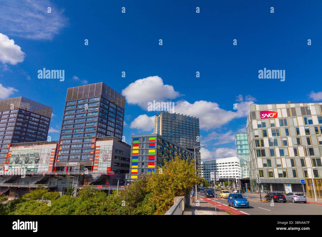 Frankreich, Hauts de France, Nord, Lille, Euralille, Studentenresidenz türmt sich über dem Einkaufszentrum. Architekt Jean Nouvel. Rechts, Immeuble Persp Stockfoto