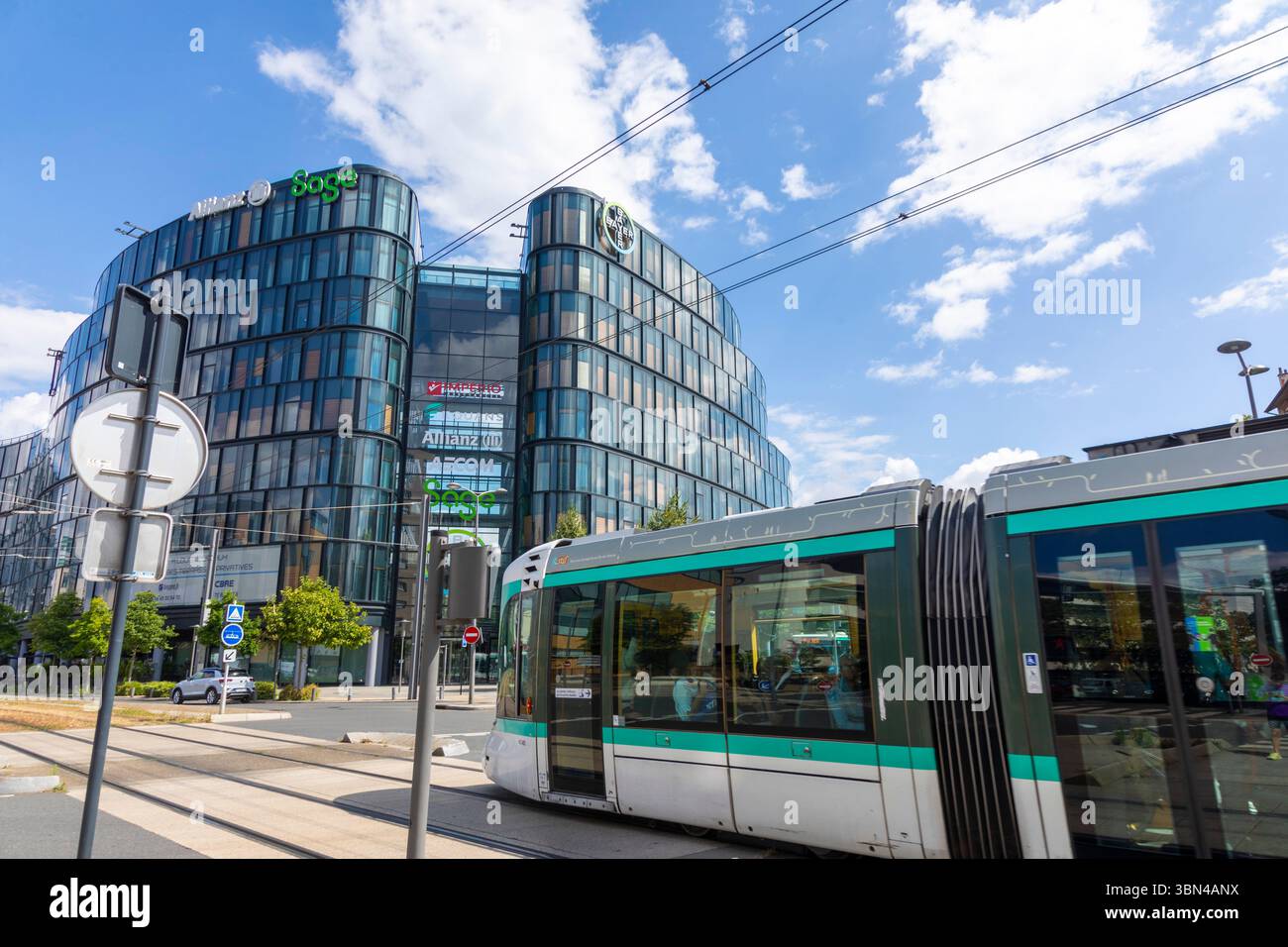 Frankreich, Ile de France, Hauts-de-seine, La Garenne-Colombes. Bayer SAS Hauptsitz. Atrium Defense. Architekt Norman Foster Stockfoto