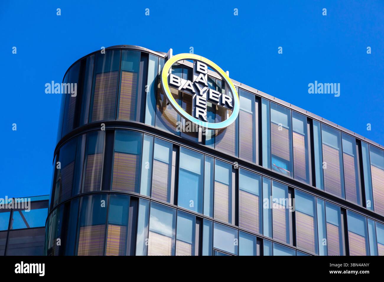 Frankreich, Ile de France, Hauts-de-seine, La Garenne-Colombes. Bayer SAS Hauptsitz. Atrium Defense. Architekt Norman Foster Stockfoto