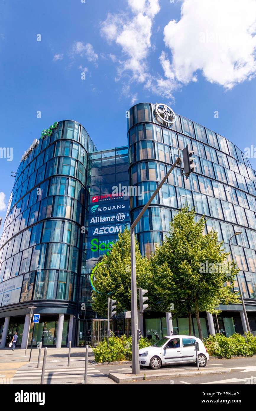 Frankreich, Ile de France, Hauts-de-seine, La Garenne-Colombes. Bayer SAS Hauptsitz. Atrium Defense. Architekt Norman Foster Stockfoto