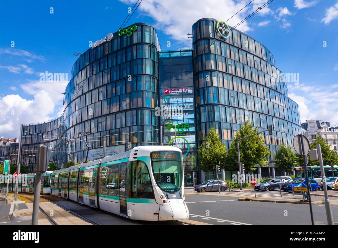 Frankreich, Ile de France, Hauts-de-seine, La Garenne-Colombes. Bayer SAS Hauptsitz. Atrium Defense. Architekt Norman Foster Stockfoto
