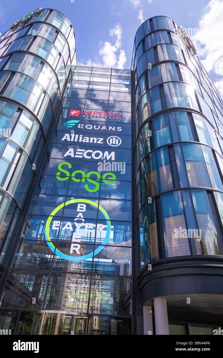 Frankreich, Ile de France, Hauts-de-seine, La Garenne-Colombes. Hauptsitz von Bayer SAS. Atrium Defense. Architekt Norman Foster. Sage, Herausgeber von integ Stockfoto