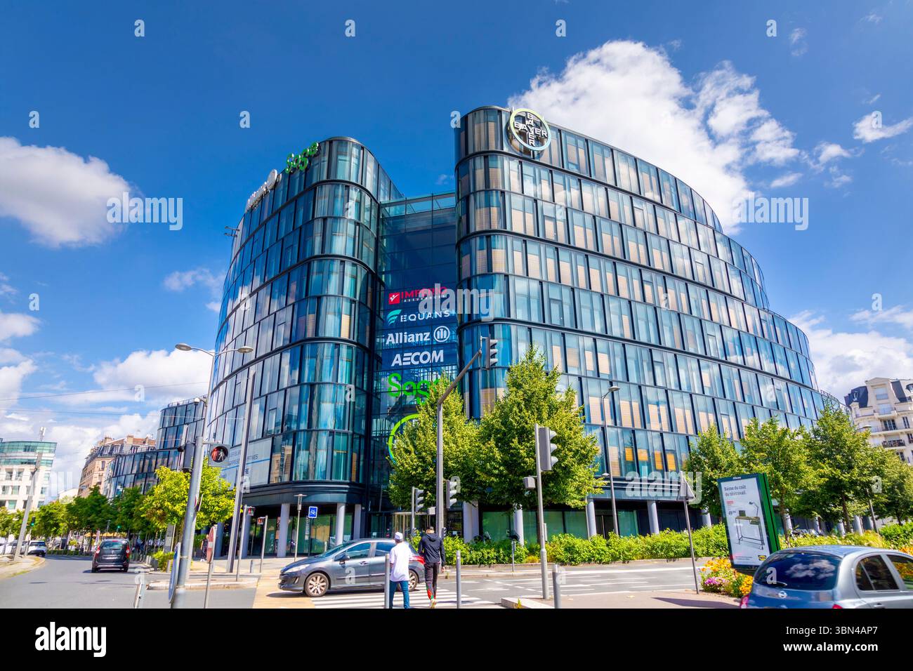 Frankreich, Ile de France, Hauts-de-seine, La Garenne-Colombes. Bayer SAS Hauptsitz. Atrium Defense. Architekt Norman Foster Stockfoto
