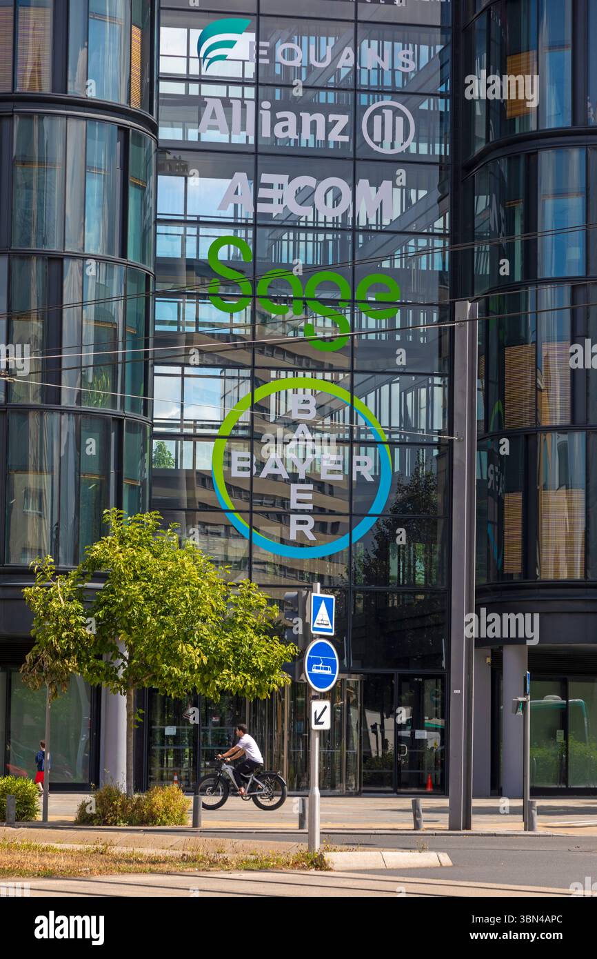 Frankreich, Ile de France, Hauts-de-seine, La Garenne-Colombes. Hauptsitz von Bayer SAS. Atrium Defense. Architekt Norman Foster. Sage, Herausgeber von integ Stockfoto