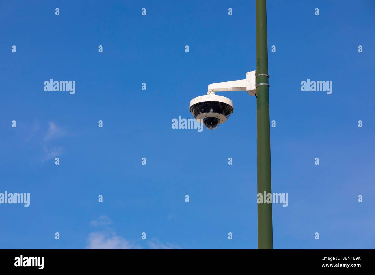 360-Grad-Videoüberwachungskamera am blauen Himmel Stockfoto