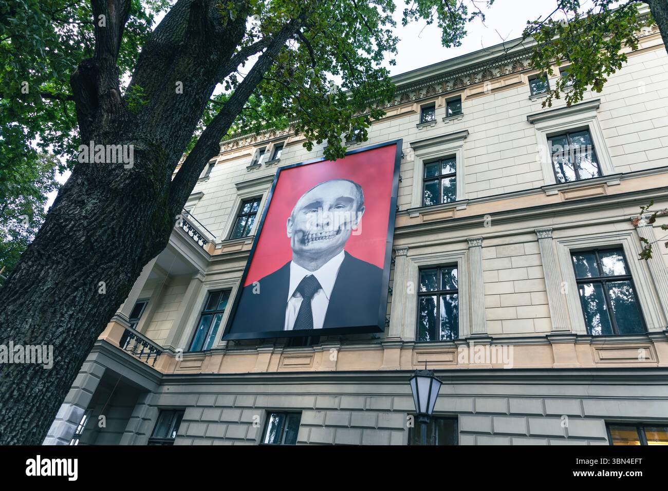 Lettland. Riga. Riesiges Porträt an der Wand des RSU Anatomiemuseums, gegenüber der russischen Botschaft. Demonstration gegen Wladimir Putins Krieg Stockfoto