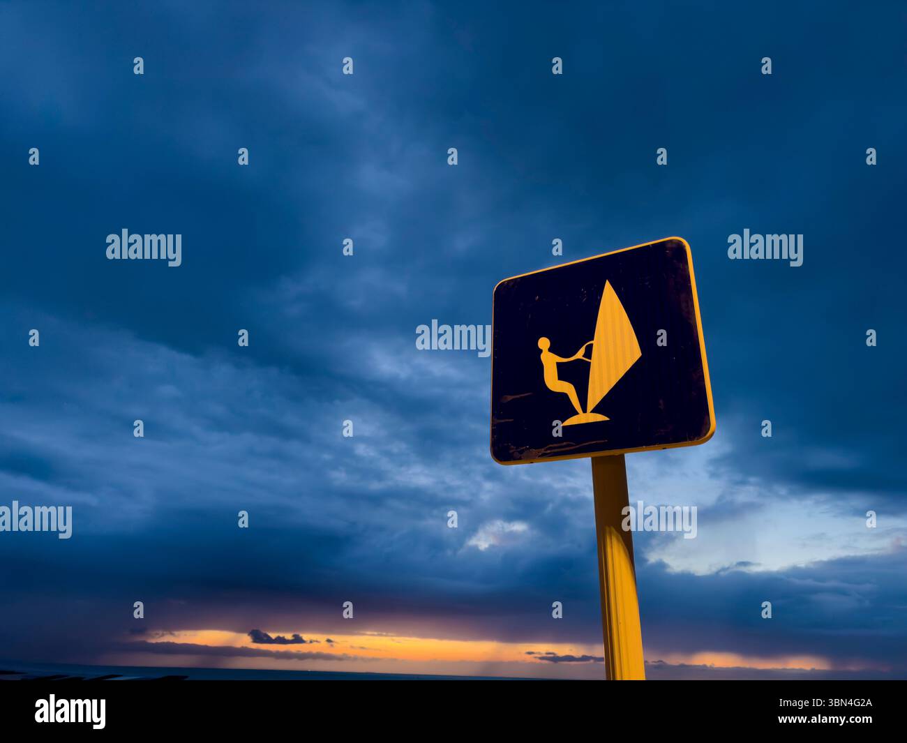 Schild zur Genehmigung des Windsurfens unter grauem Himmel Stockfoto
