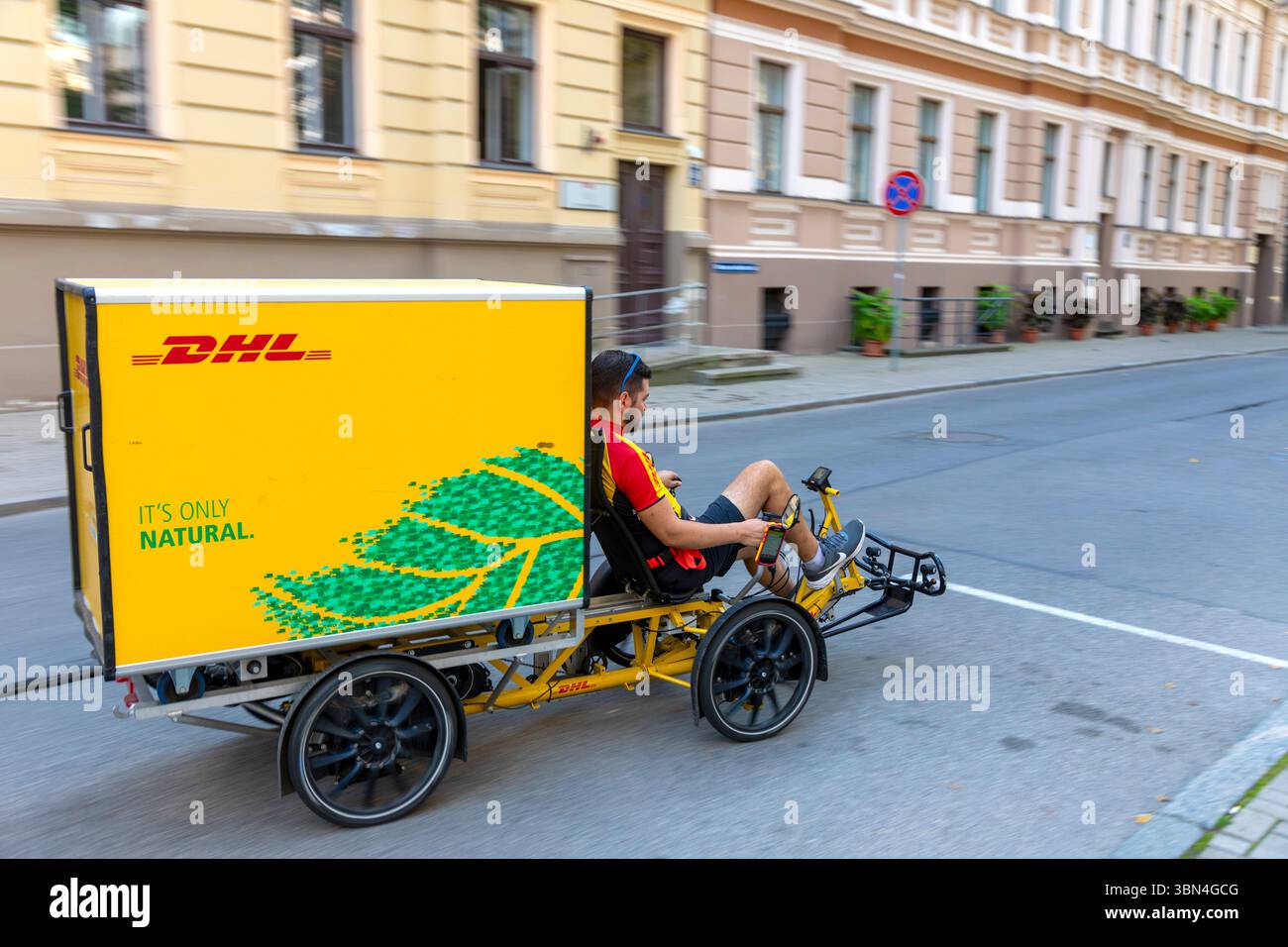 DHL-Lieferung mit Allradfahrrad Stockfoto