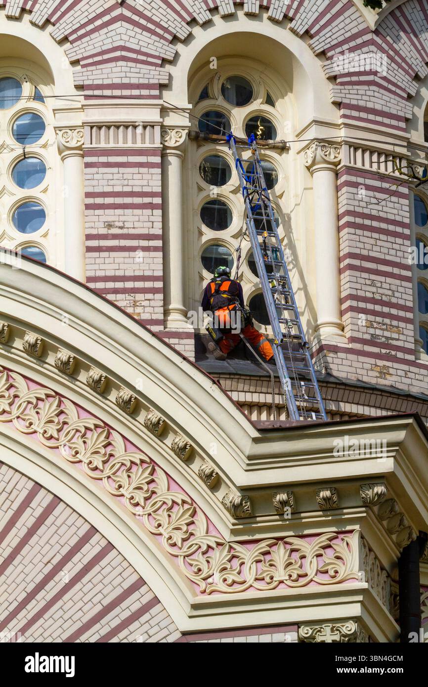 Lettland, Riga, akrobatische Fassadenrenovierung an einer orthodoxen Kirche Stockfoto