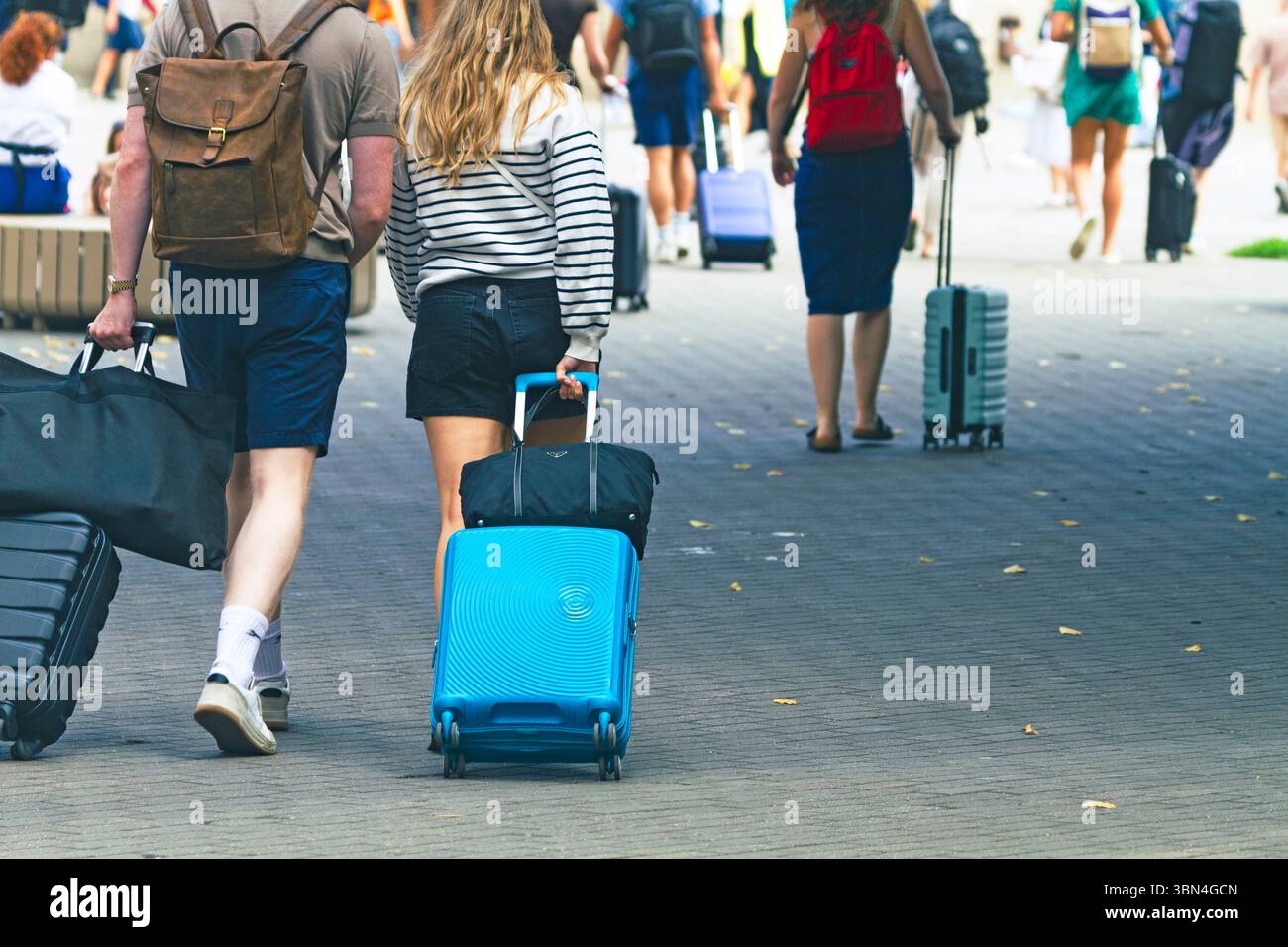 Lettland, Riga, junge Erwachsene, die mit ihren Koffern in die Stadt kommen, um zu ihrer Airbnb zu gelangen Stockfoto
