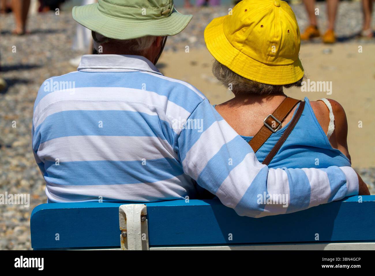 Ehepaar im Ruhestand auf einer Bank Stockfoto