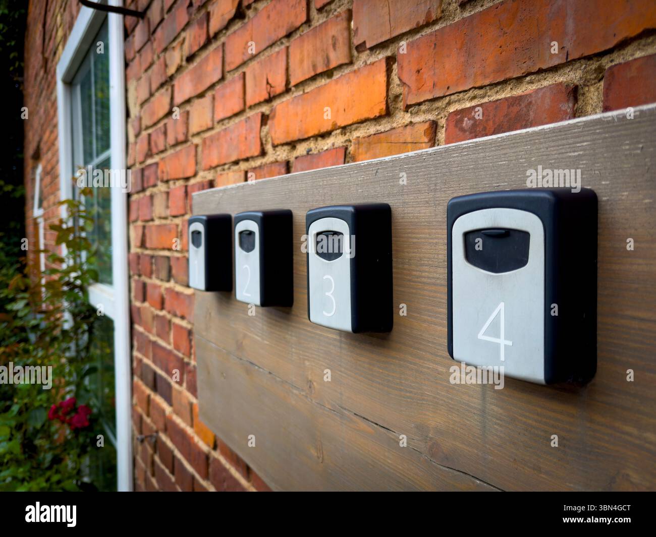 Vorhängeschlösskasten an der Airbnb-Fassade Stockfoto