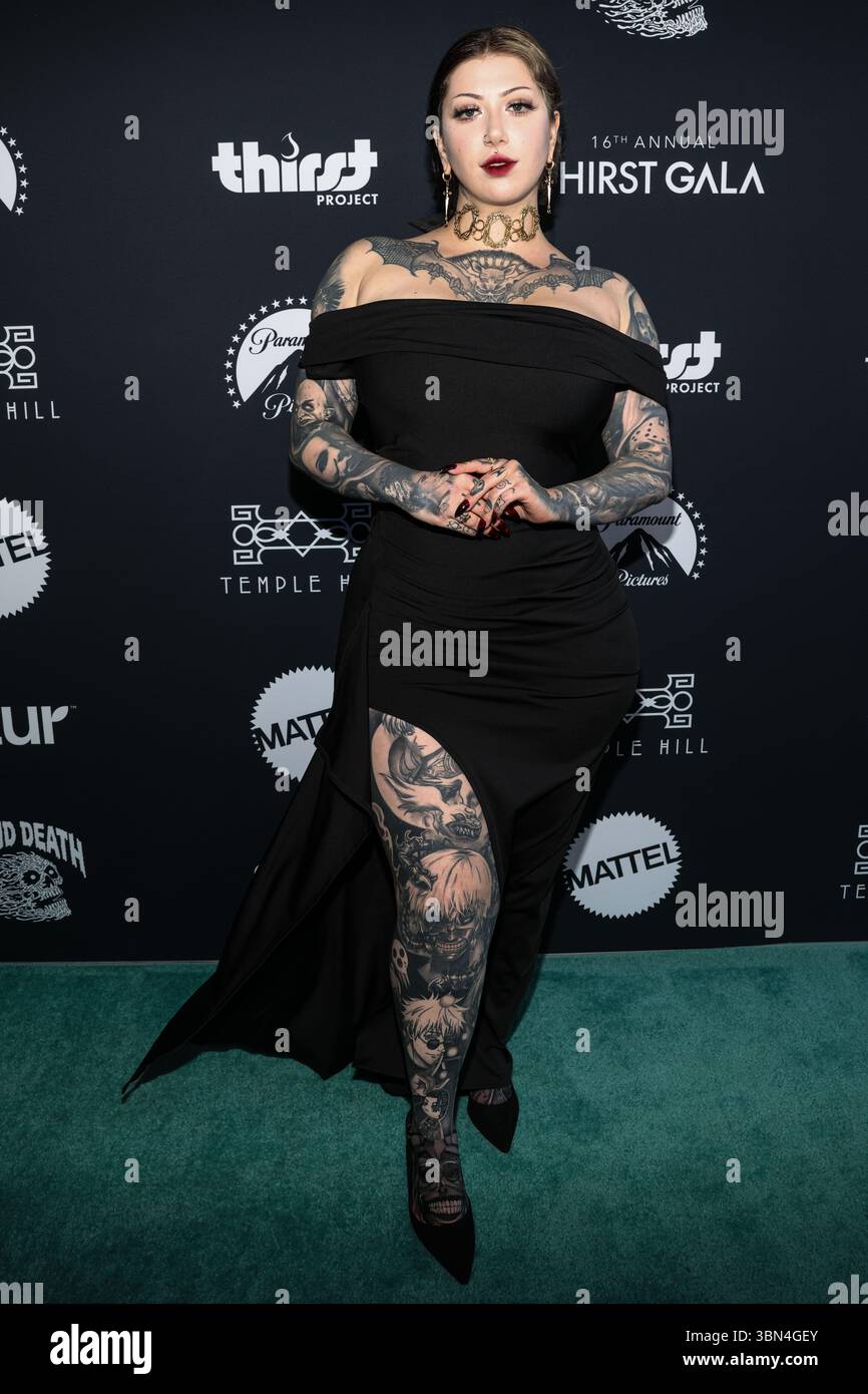 LOS ANGELES, KALIFORNIEN, USA - 28. JUNI: Ravengriim kommt zur 16. Jährlichen Durst Gala 2025, die am 28. Juni 2025 im SLS Hotel, A Luxury Collection Hotel, Beverly Hills, in Los Angeles, Kalifornien, USA stattfindet. (Foto: Kay Qiao/Image Press Agency) Stockfoto