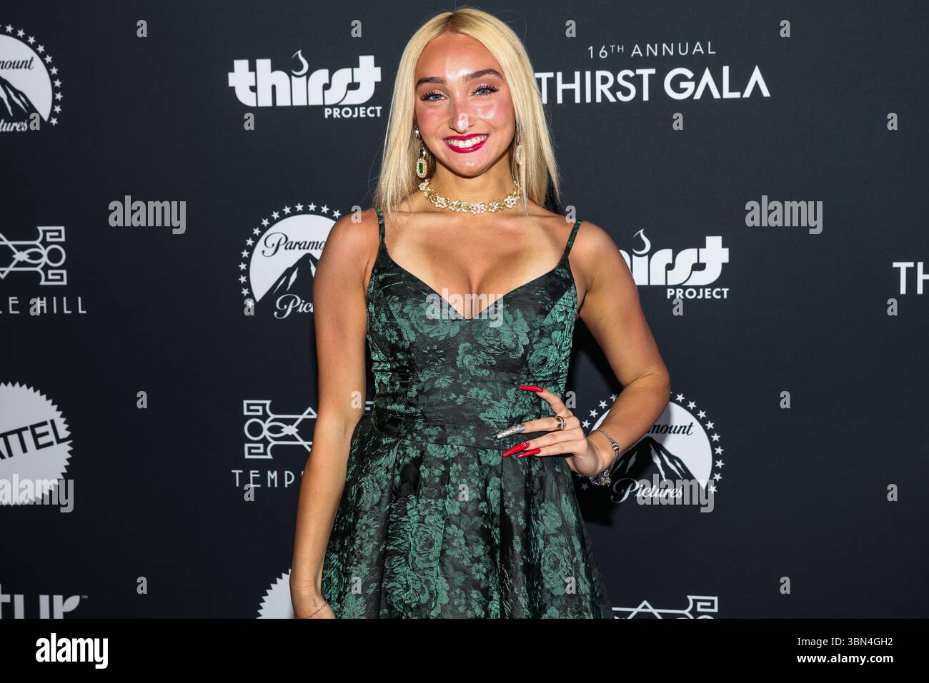 LOS ANGELES, KALIFORNIEN, USA - 28. JUNI: McKenzi Brooke kommt zur 16. Jährlichen Durst Gala 2025, die am 28. Juni 2025 im SLS Hotel, A Luxury Collection Hotel, Beverly Hills, in Los Angeles, Kalifornien, USA stattfindet. (Foto: Kay Qiao/Image Press Agency) Stockfoto