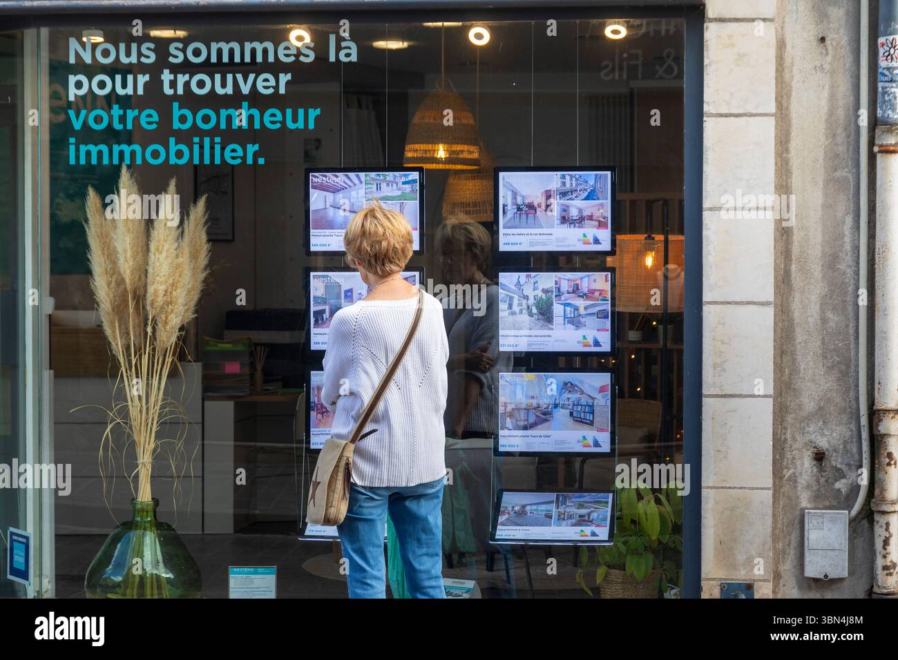 Senior, der sich Immobilienanzeigen ansieht Stockfoto