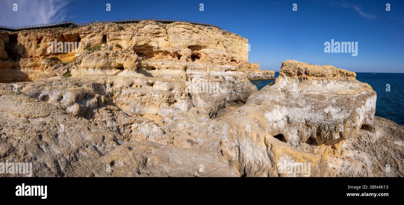 Geologische Formationen in Sandstein an der Küste von Carvoeiro in Algave, Portugal, Caminho do Algar Seco genannt. Atlantik Stockfoto