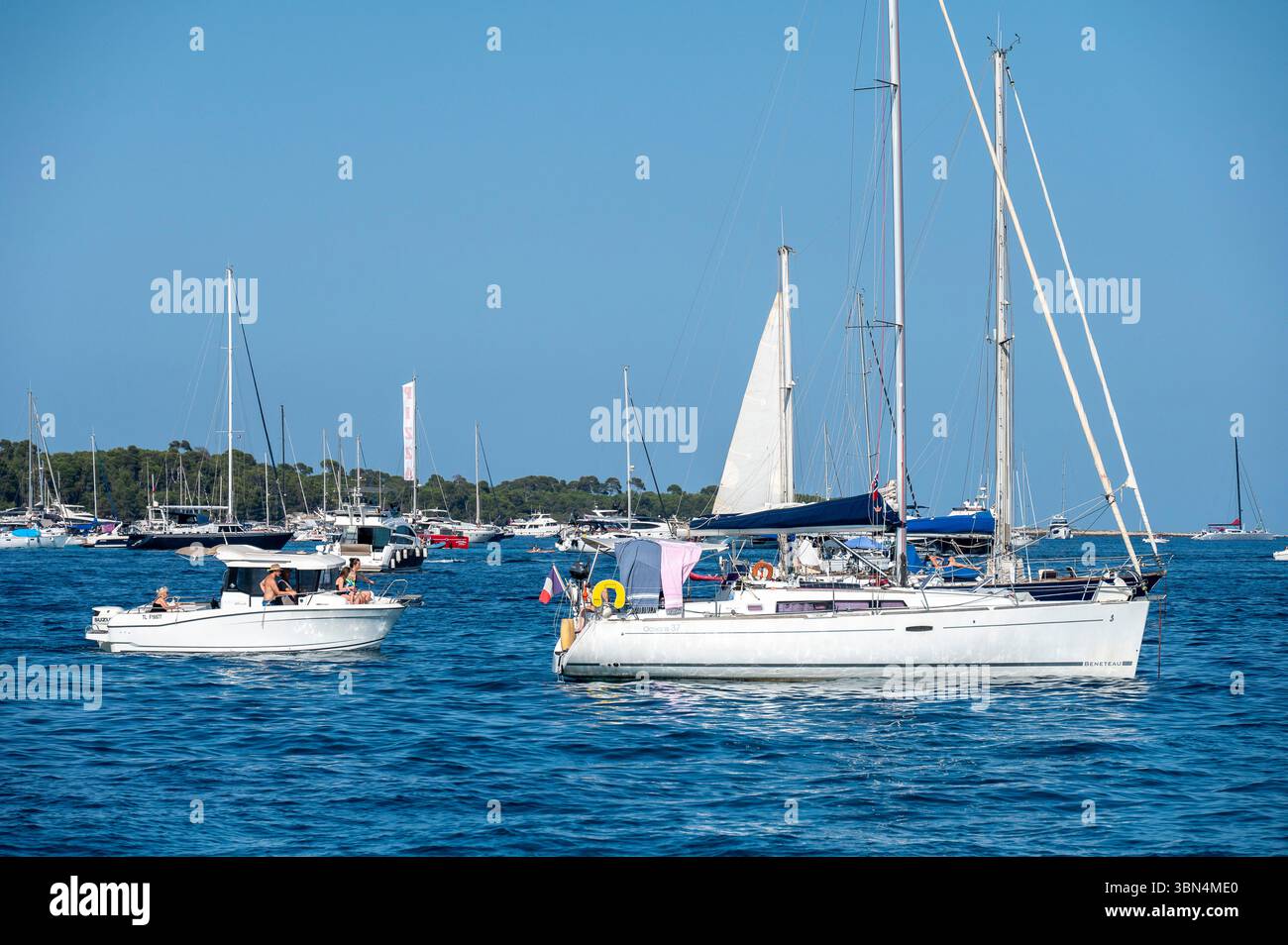 Frankreich. Provence-Alpes-Cotes d'Azur. Provence. Cote d'Azur. Alpes Martimes. Cannes. Die Lerins-Inseln. Boote vor Anker vor Sainte Marguerite Stockfoto
