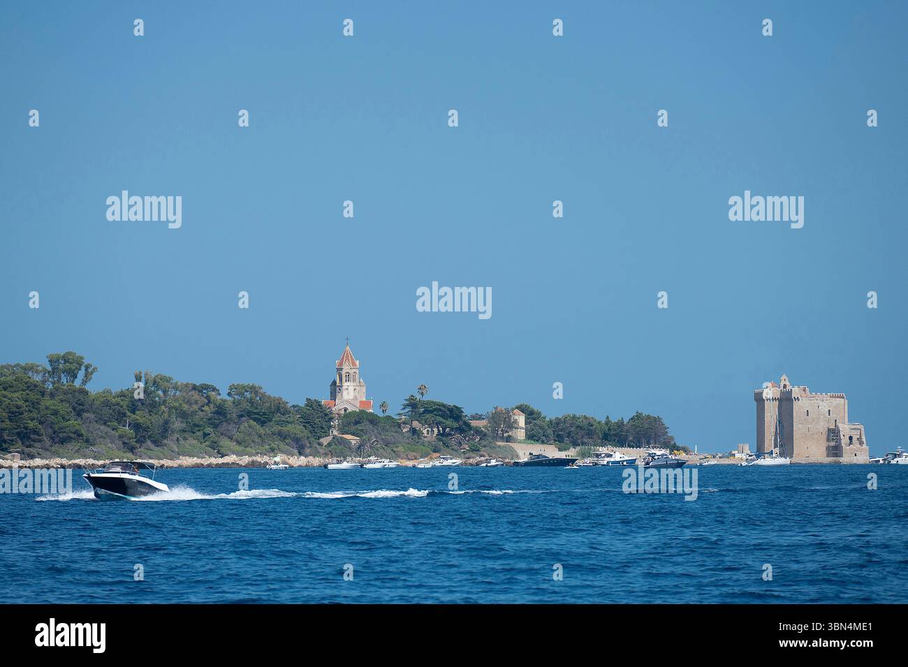 Frankreich. Provence-Alpes-Cotes d'Azur. Provence. Cote d'Azur. Alpes Martimes. Cannes. Lerins-Inseln. Ile Saint Honorat. Der Glockenturm der Abtei Lerins Stockfoto