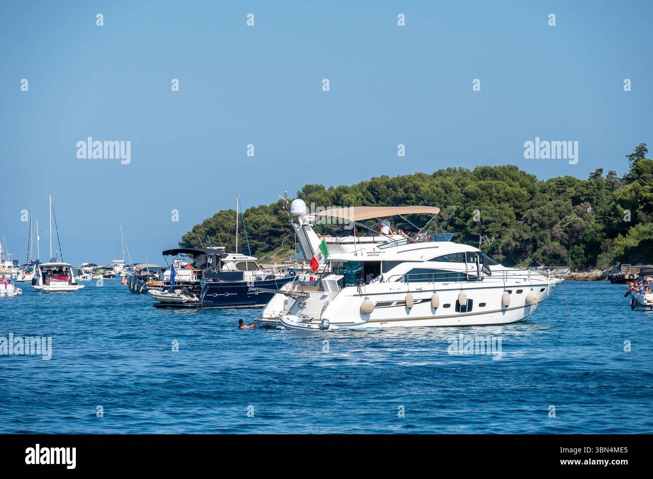 Frankreich. Provence-Alpes-Cotes d'Azur. Provence. Cote d'Azur. Alpes Martimes. Cannes. Lerins-Inseln. Ile Saint Honorat. Boote vor Anker Stockfoto