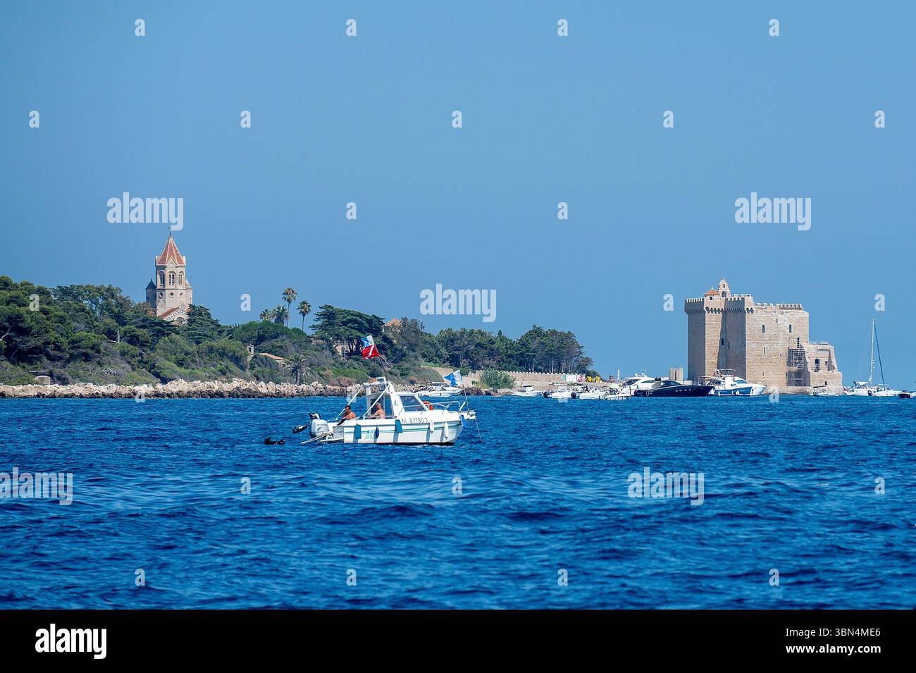 Frankreich. Provence-Alpes-Cotes d'Azur. Provence. Cote d'Azur. Alpes Martimes. Cannes. Lerins-Inseln. Ile Saint Honorat. Der Glockenturm der Abtei Lerins Stockfoto