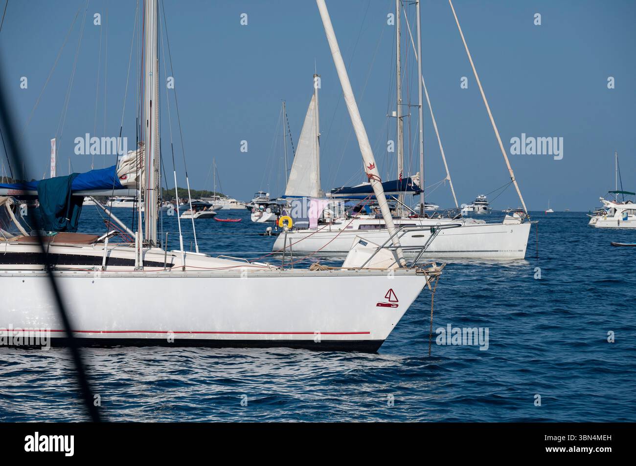 Frankreich. Provence-Alpes-Cotes d'Azur. Provence. Cote d'Azur. Alpes Martimes. Cannes. Lerins-Inseln. Boote vor Anker auf den Lerins-Inseln Stockfoto