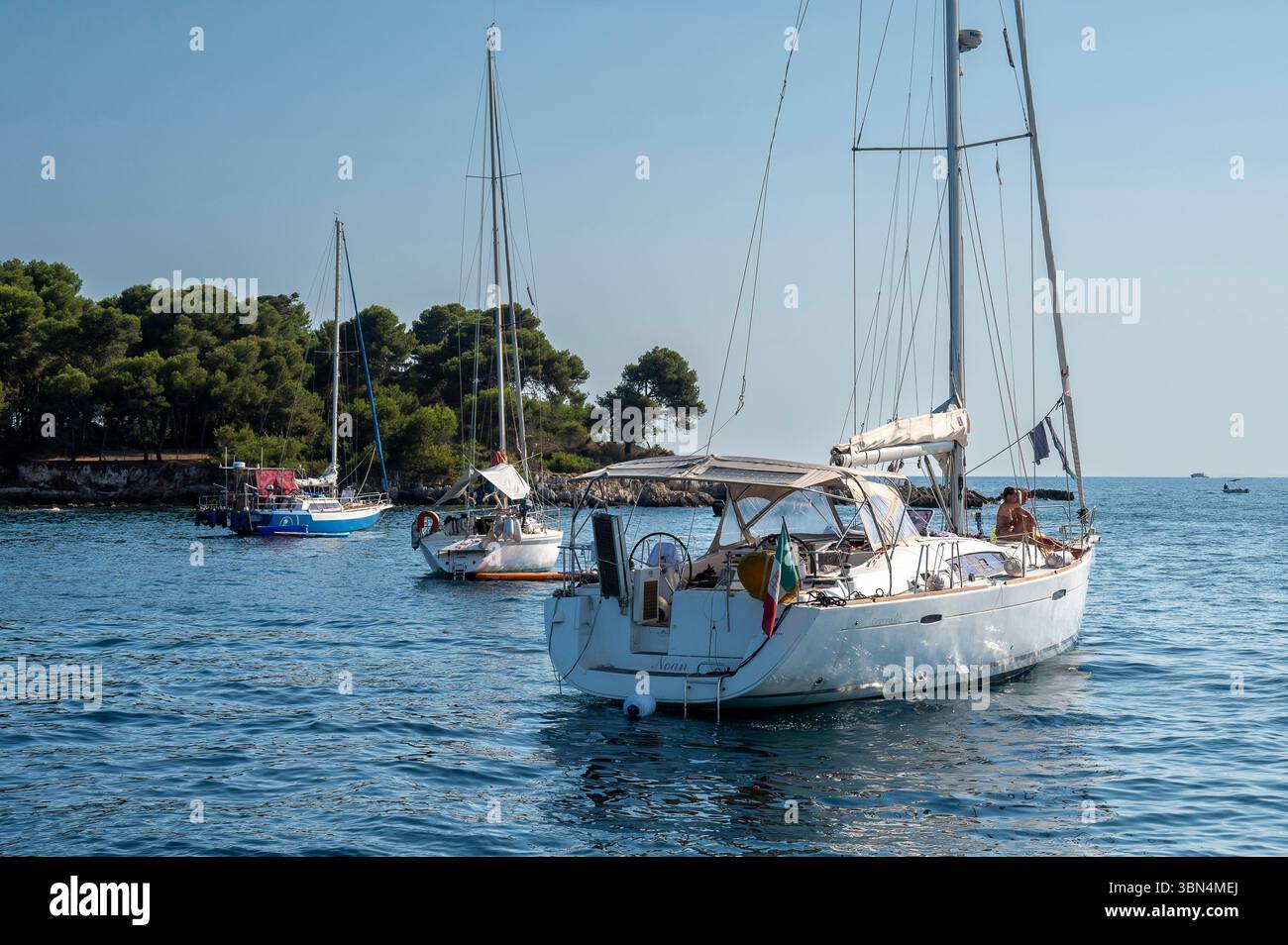 Frankreich. Provence-Alpes-Cotes d'Azur. Provence. Cote d'Azur. Alpes Martimes. Cannes. Lerins-Inseln. Ile Saint Honorat. Boote vor Anker Stockfoto