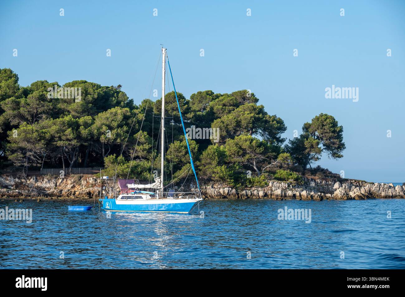 Frankreich. Provence-Alpes-Cotes d'Azur. Provence. Cote d'Azur. Alpes Martimes. Cannes. Lerins-Inseln. Ile Saint Honorat. Boote vor Anker Stockfoto