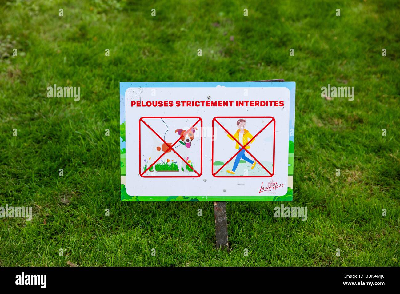 Levallois-Perret. Region Paris. Rasen, streng verboten für Menschen und Hunde. Stockfoto