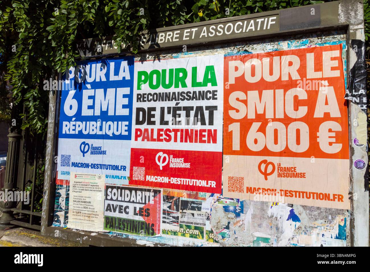 Freie und assoziative Poster. Drei Plakate der französischen Verhaftung. Ein Plakat für die sechste republik, eines für die Anerkennung der palästinensischen Statistik Stockfoto