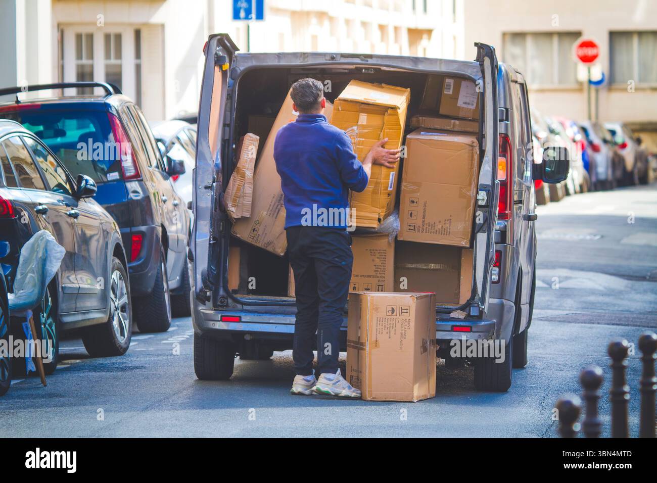 Pariser Vororte, Liefermann mit vollem Van Stockfoto