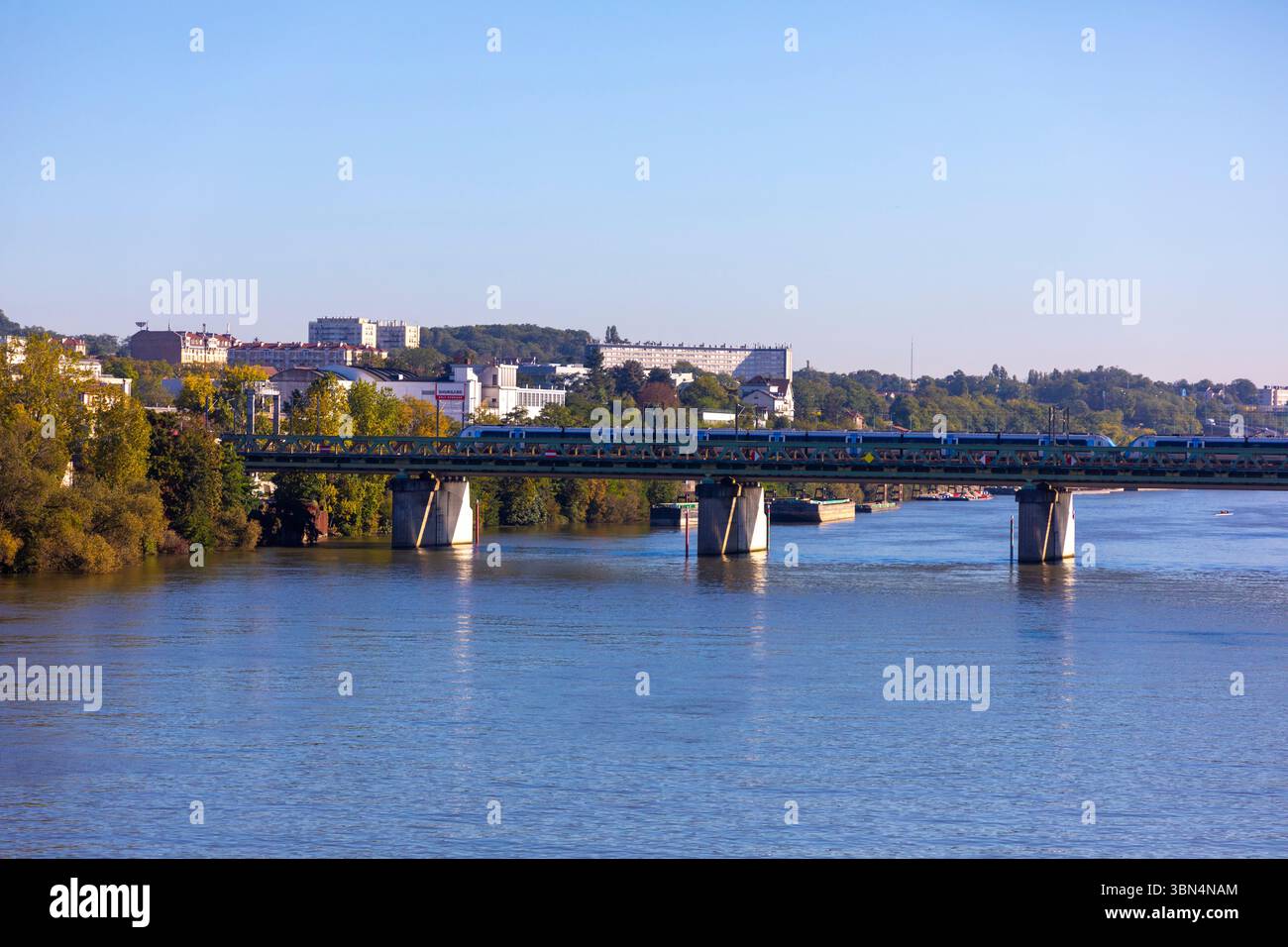 Frankreich, Region Ile-de-France, Val-d'Oise, Argenteuil. Argenteuil Eisenbahnbrücke über die seine Stockfoto