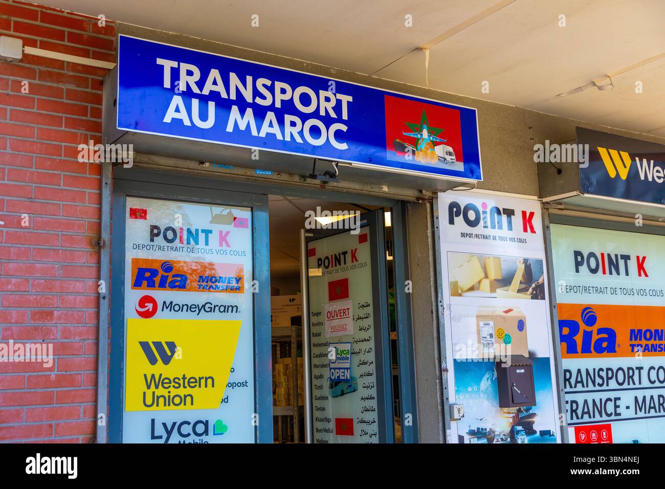 Frankreich, Region Ile-de-France, Val-d'Oise, Argenteuil. Umkehrtransport nach Marokko und Geld senden, Typ ria, MoneyGram, Western Union, Lyca, Point K Stockfoto