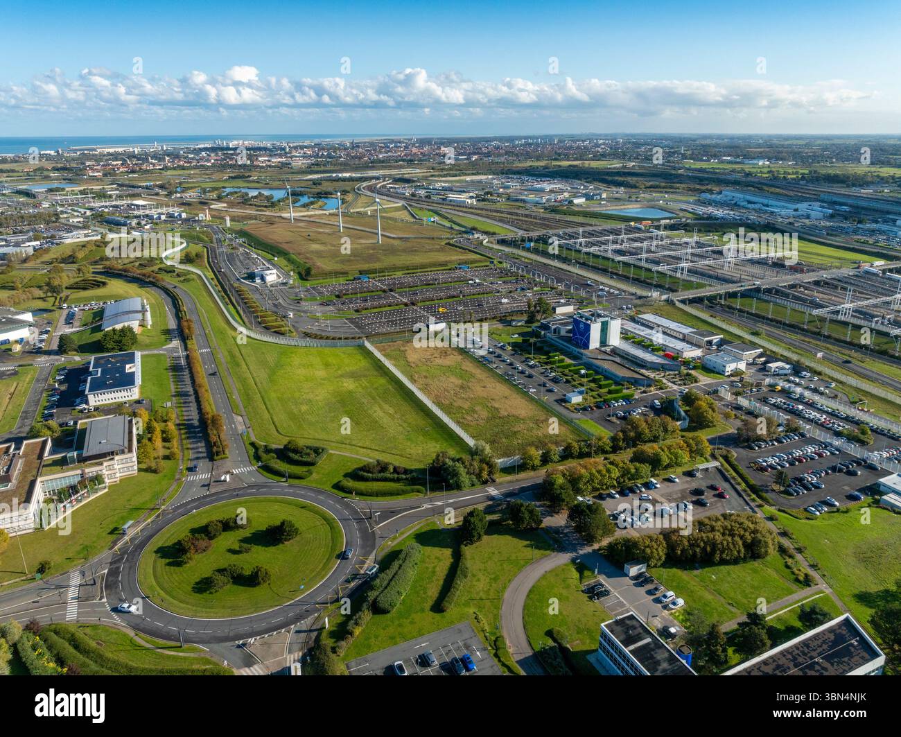 Frankreich, Hauts de France, Pas de Calais, Calais. Der Eurotunnel-Standort. Die Stadt Calais im Hintergrund. Stockfoto