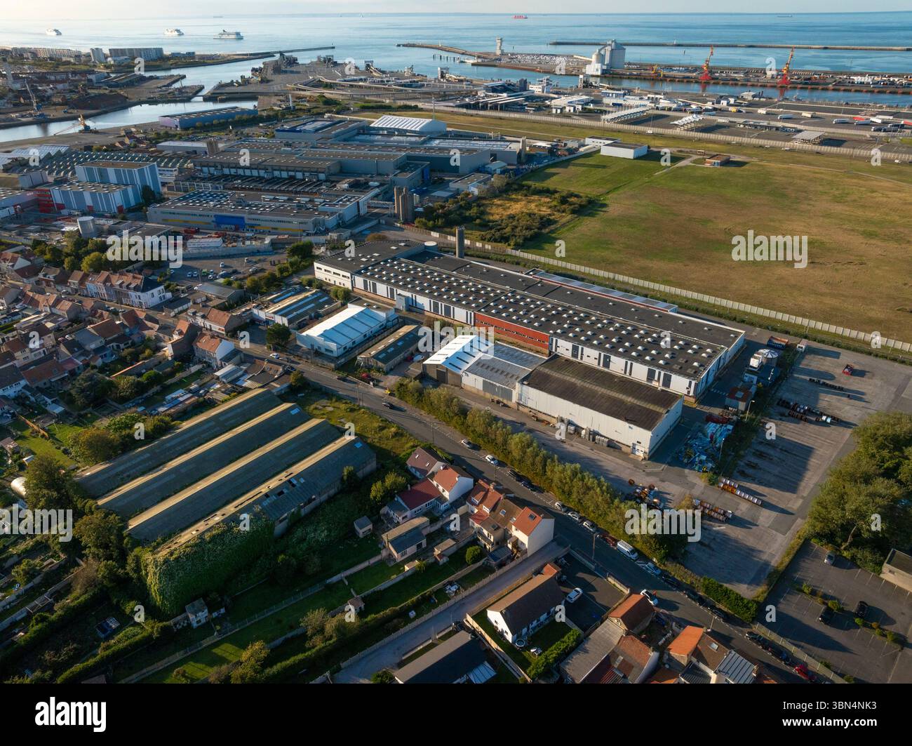 Frankreich, Hauts de France, Pas de Calais, Calais. Draka Comteq Frankreich, Hersteller optischer Kabel. Prysmian Group. Im Hintergrund Alcatel U-Boot Stockfoto