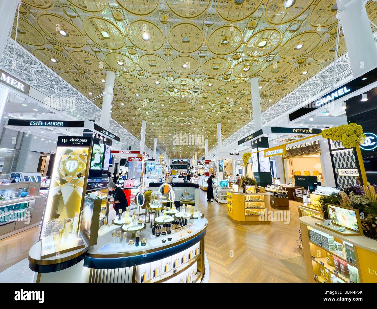 Paris, Ile-de-France, Flughafen Charles de Gaulle. Zollfreie Zone. Kanal, Estee Lauder Stockfoto