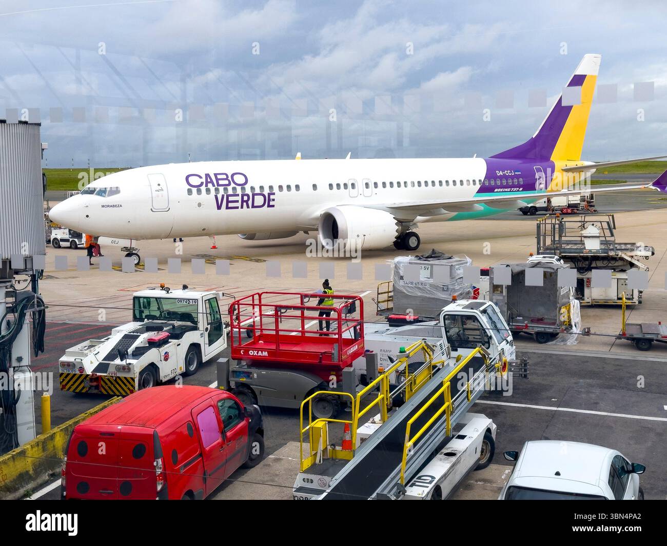 Paris, Ile-de-France, Charles de Gaulle Flughafen. TACV Cabo Verde Airlines Flugzeug. Boeing 737-700 Stockfoto