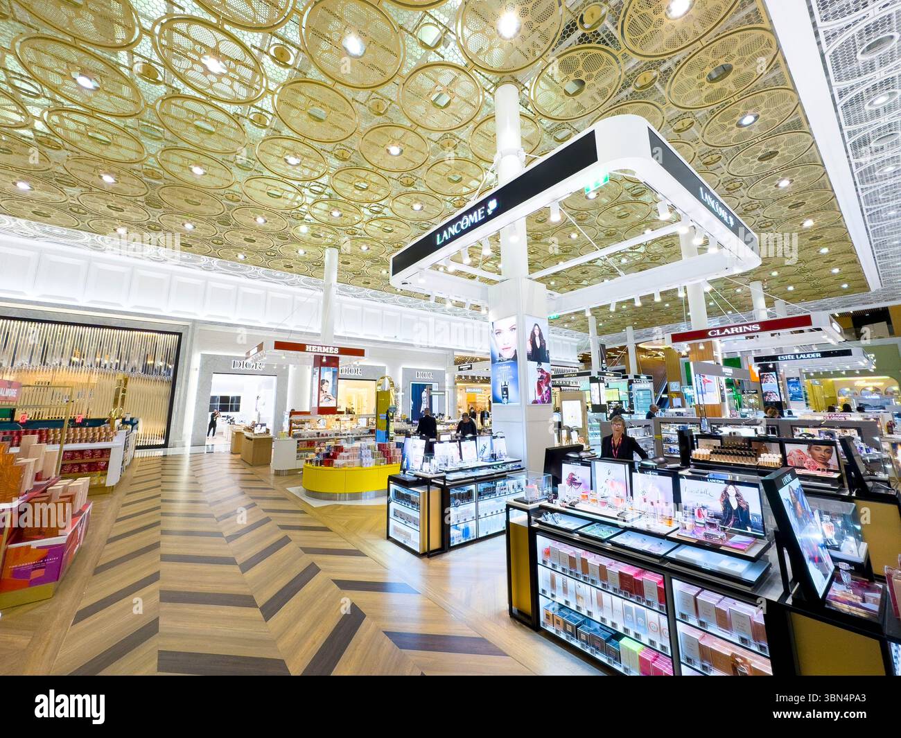 Paris, Ile-de-France, Charles de Gaulle Flughafen. Duty-Free-Einkaufsviertel Stockfoto