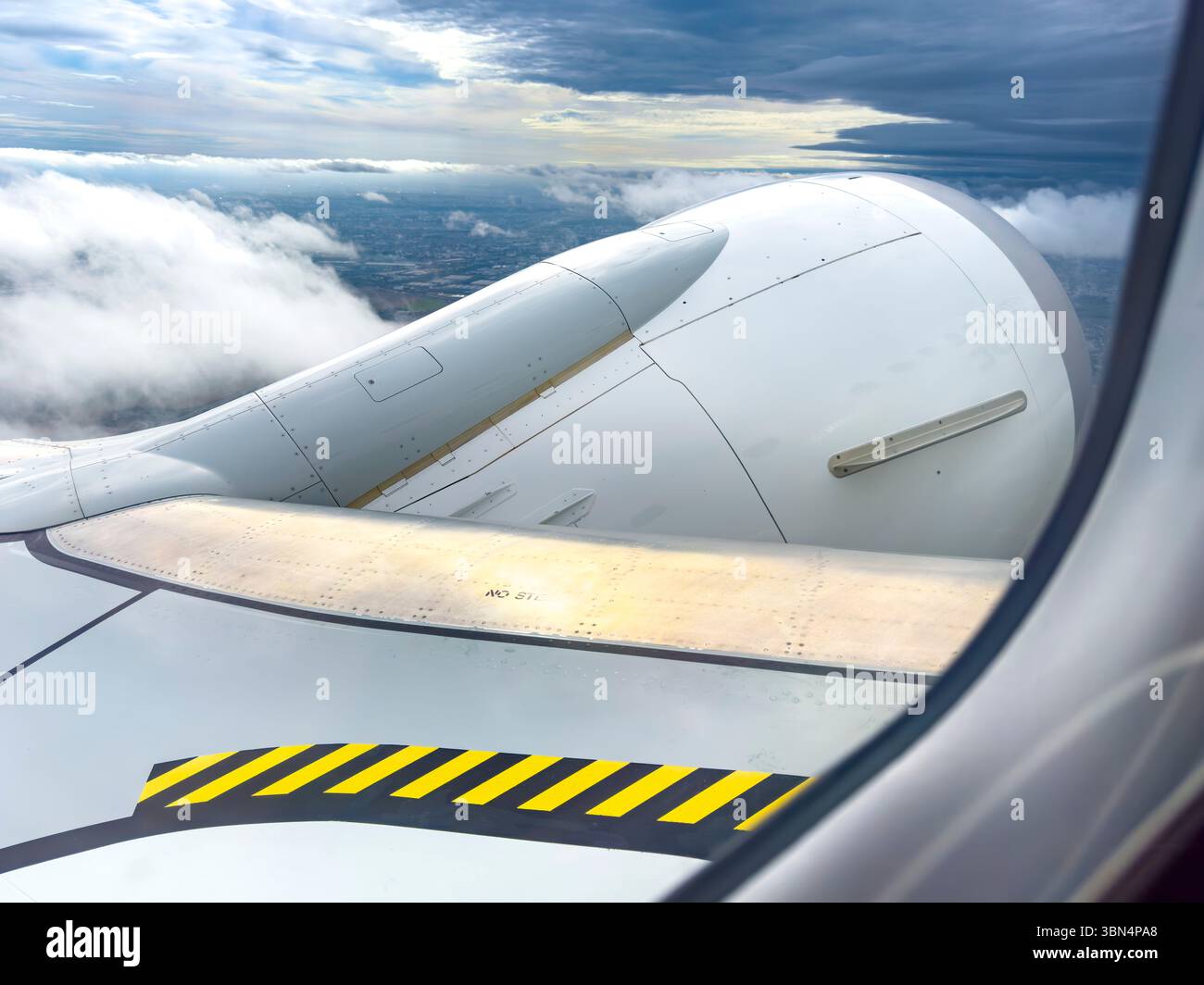 Foto eines CFM56-7B-Motors durch das Fenster mit grauem Himmel. Boeing 737-700 Stockfoto