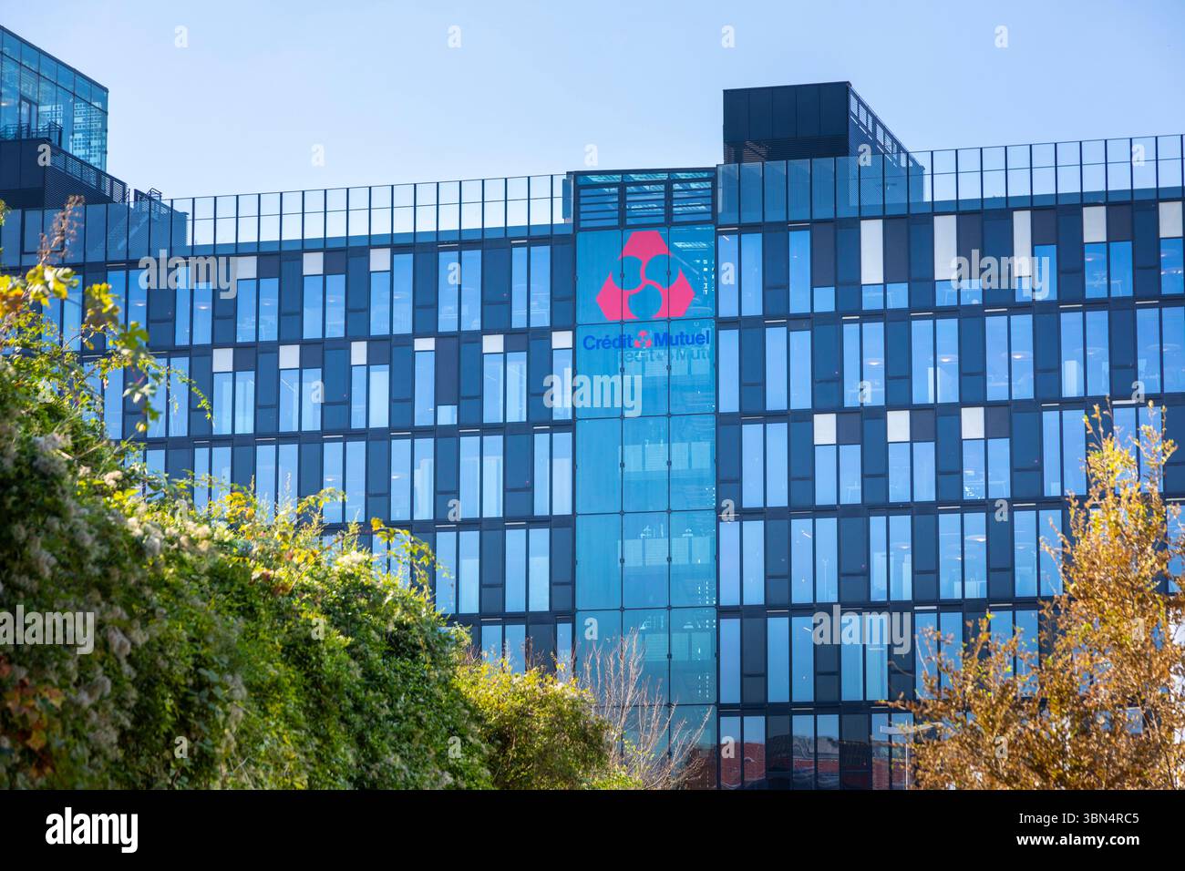 Frankreich, Ile-de-France, Paris, 17. Arrondissement. Der Hauptsitz von Credit Mutuel Stockfoto