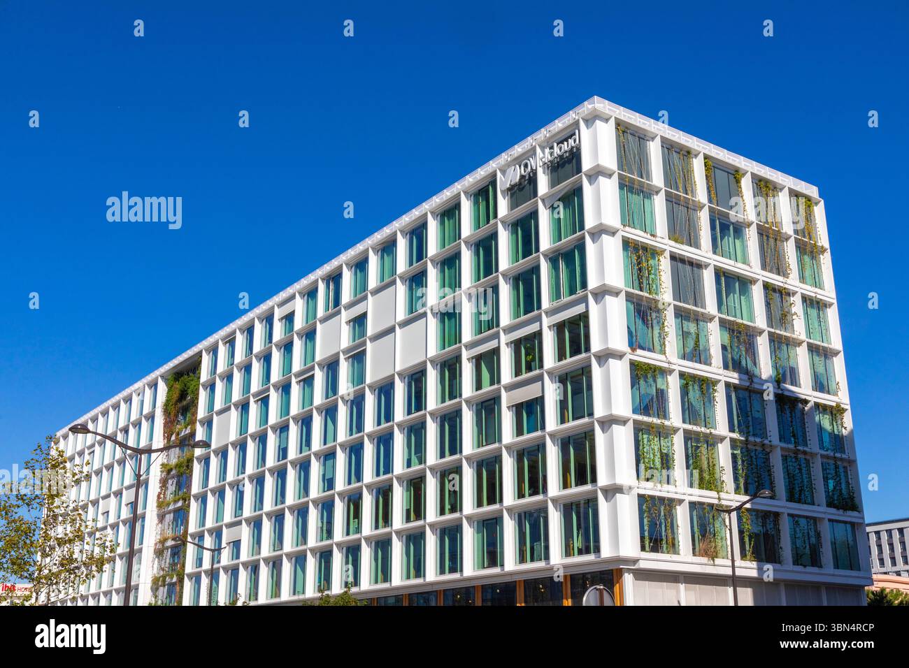 Frankreich, Ile-de-France, Paris, 17. Arrondissement. OVHcloud. Avenue, porte de Clichy. Stockfoto