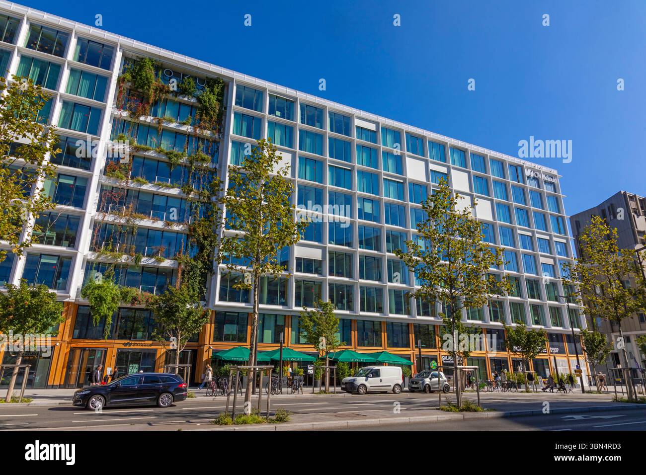 Frankreich, Ile-de-France, Paris, 17. Arrondissement. Die grüne Fassade des Hotel Zoku Paris. Und das OVHcloud-Hauptquartier. Avenue, Porte de Clichy. Stockfoto