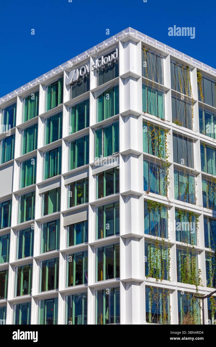 Frankreich, Ile-de-France, Paris, 17. Arrondissement. OVHcloud. Avenue, porte de Clichy. Stockfoto