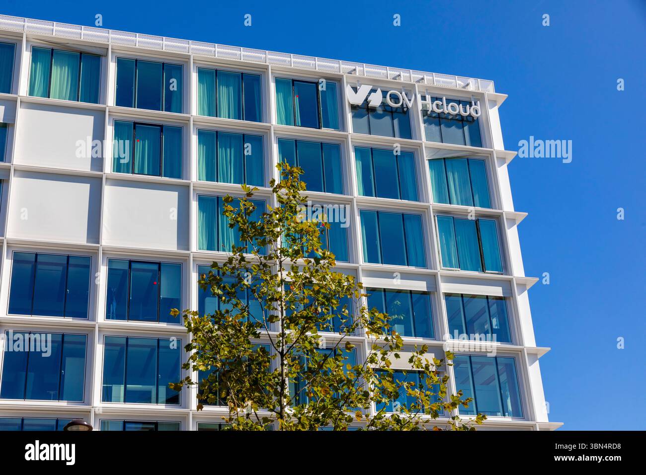 Frankreich, Ile-de-France, Paris, 17. Arrondissement. OVHcloud. Avenue, porte de Clichy. Stockfoto