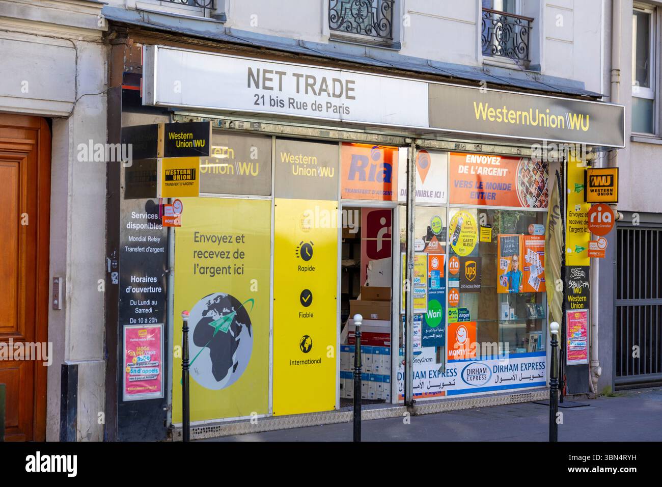 Frankreich, Ile-de-France, Hauts-de-seine. Clichy-la-Garenne. Shop für Geldsendungen ins Ausland. Western Union, Ria. Geldtransfer. Stockfoto